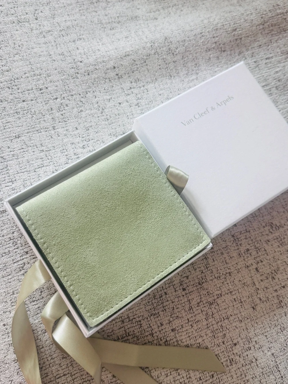 Authentic 💯Van Cleef & Arpels Green Suede Jewelry Pouch and box